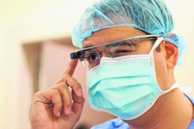国内首次应用谷歌眼镜进行消化内镜远程教学演示手术