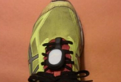 挂在鞋子上的运动监测器：专注脚步活动
