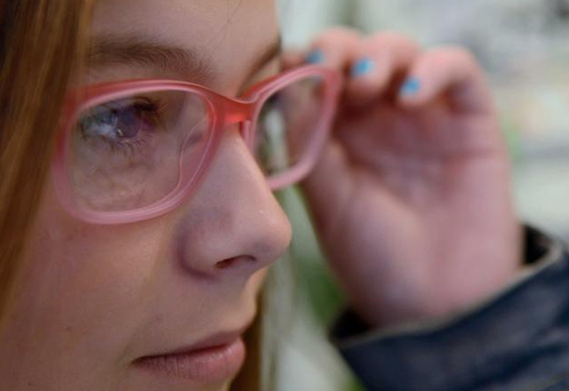 Ocumetics仿生隐形眼镜：8分钟就可植入 视力超正常标准2倍