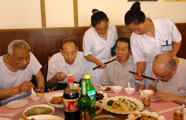 全国失能失智老年人超4000万 长期护理险北京破冰 