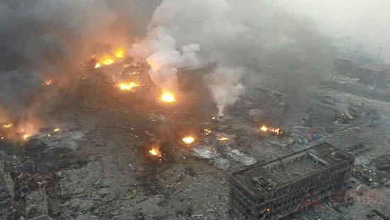 网友实拍天津爆炸中被殃及的药厂惨景