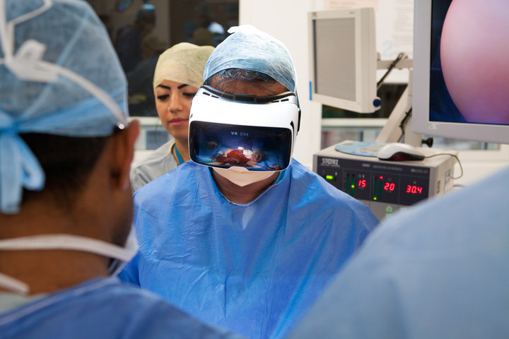 英国医生将VR直播手术：360度观看肿瘤切除