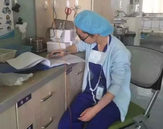 暖新闻！上海仁济医院一女护士边输液边工作，获无数点赞