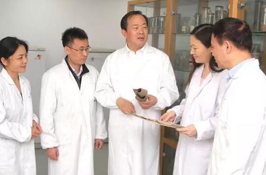 上海药物研究所果德安团队成功制订第一个进入美国和欧洲药典的中药标准