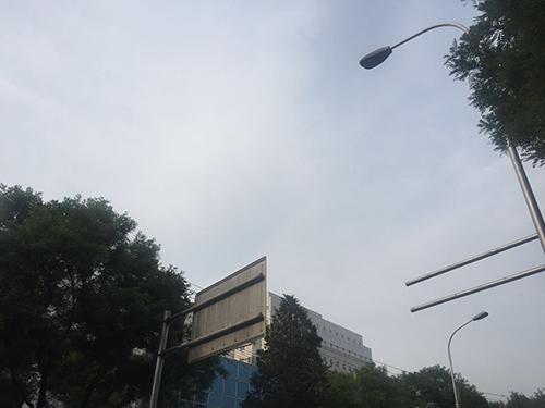 北京武警二院楼顶标牌和指路牌被撤除