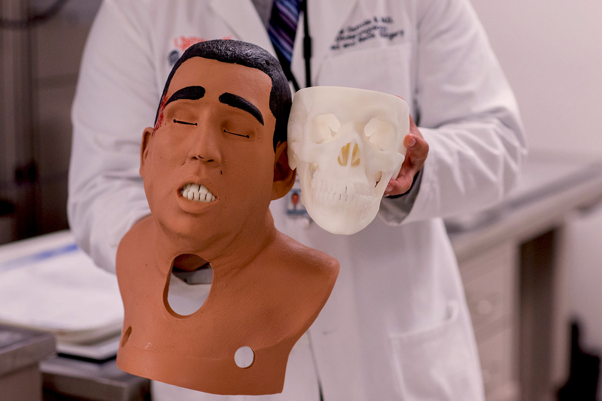 耳鼻喉科专家利用3D打印头骨培训学生和医师