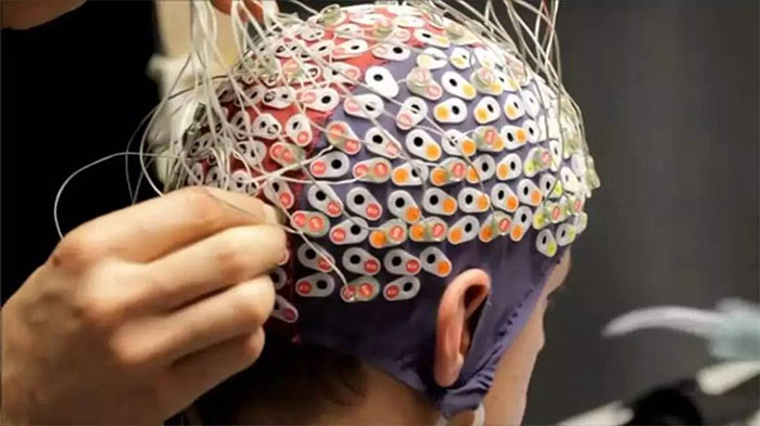  VR+外骨骼+大脑端口让瘫痪人士重新站起来