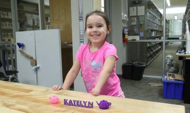 美国图书馆为5岁小女孩3D打印义手