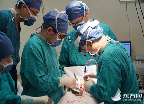上海长征医院成功完成15厘米长3D打印钛合金椎体植入手术