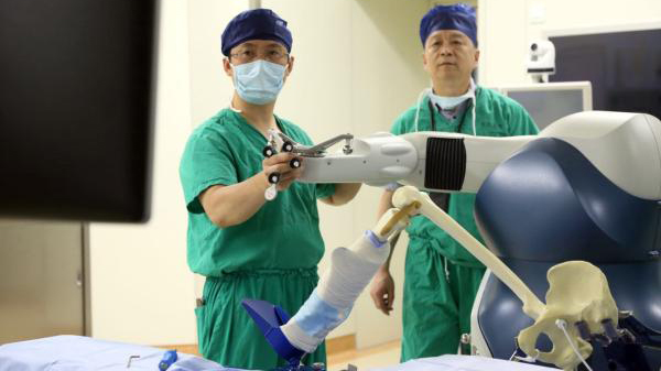 国内首台骨科关节手术机器人MAKOplasty落沪，辅助置换膝关节