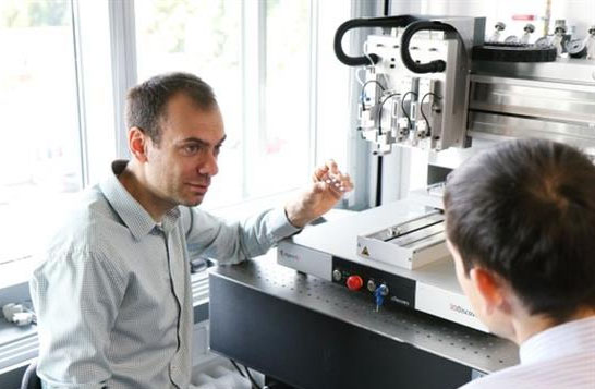 科学家在研究可与脑组织融合的3D打印电子植入物