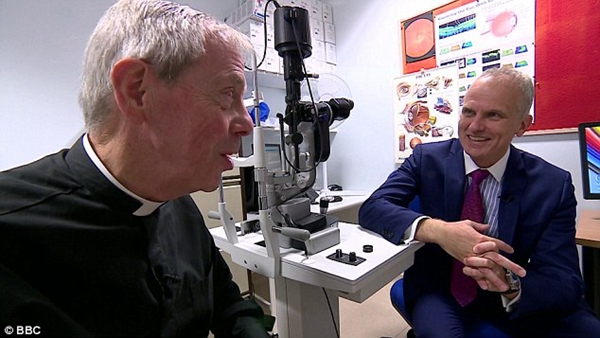 机器人主刀完成全球首例眼科手术，成功修补视网膜漏洞