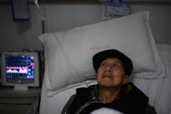 重庆老人肺癌晚期挺过8年，要把卖房的钱送主治医生