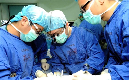 上海完成全球首例供体“镜面人”活体肝移植术