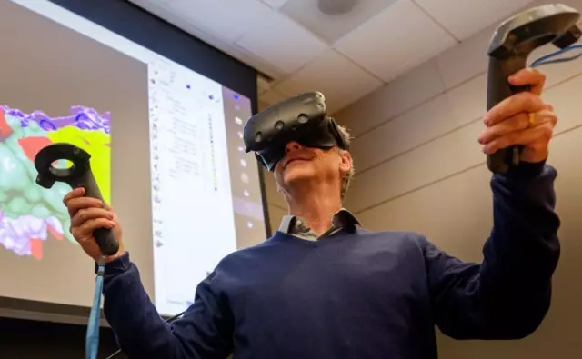 比尔·盖茨玩VR：用虚拟现实寻找病毒弱点