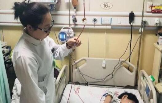 妹妹粪便救哥哥，上海医生创新使用“粪菌移植”治肠道疾病