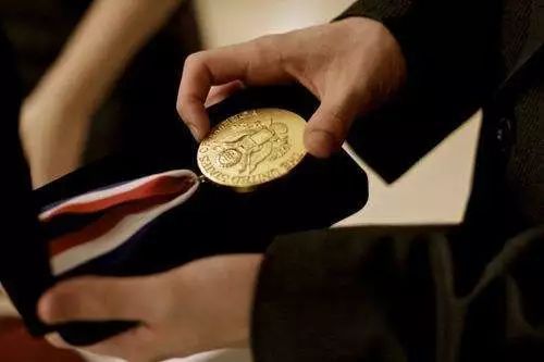 华裔女孩因研究抗排斥人造肝脏项目荣获美国总统学者奖