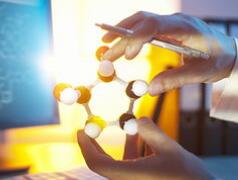 强生、辉瑞、诺华、阿斯利康等宇宙级药企如何“大象转身”，制药行业转型的6个方向