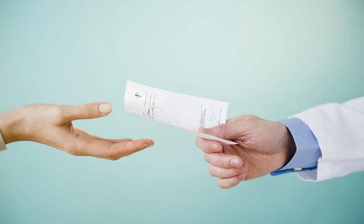 医生开两张药方？ 医院：不排除个别医生与药店勾连