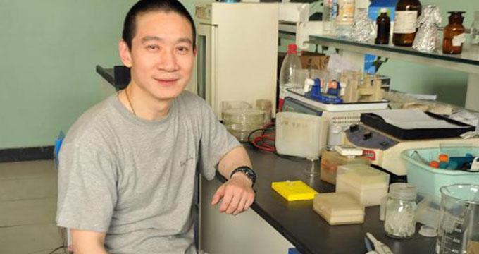 韩春雨被曝光代笔博士论文收费7000，还让学生买论文