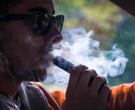 研究发现吸食电子烟后呼吸中的致癌物甲醛等约是之前的10.5倍！