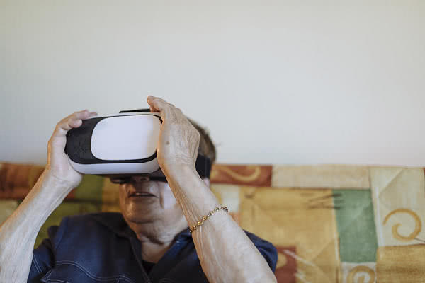 玩虚拟现实游戏治疗老年痴呆症