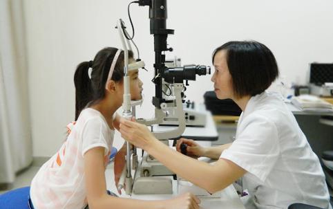 AI神了！能预测十年近视度