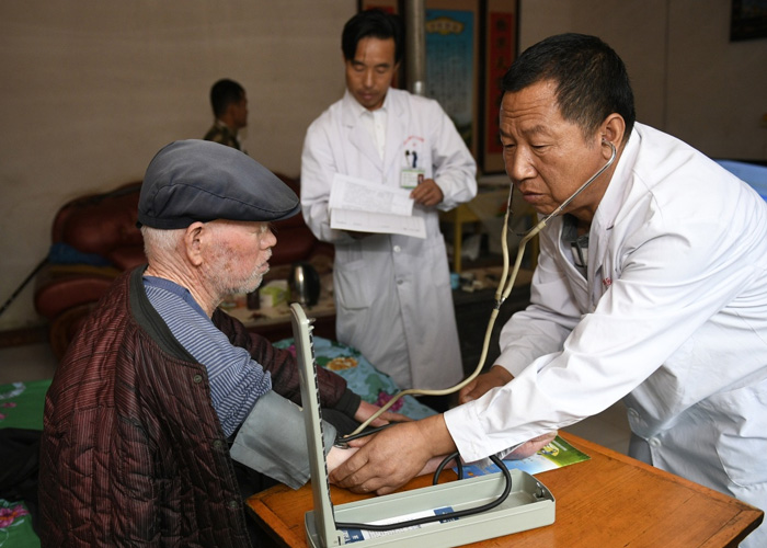 卫生院医师满20年即可评职称，不受学历限制