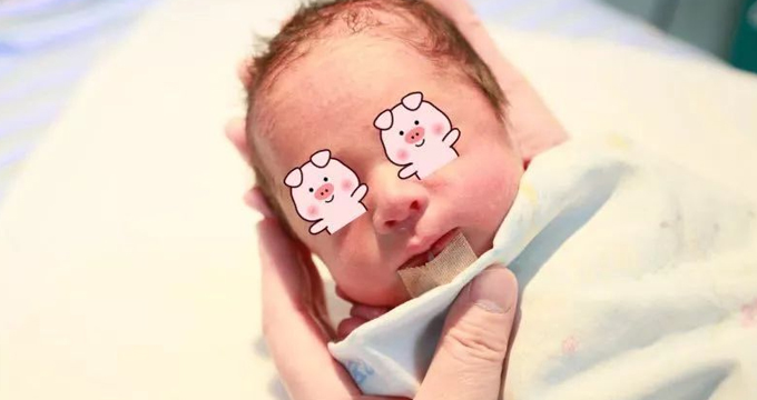 中国首个移植子宫内孕育宝宝诞生