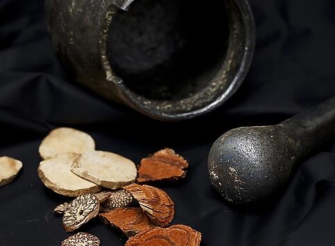 历经波折的中药行业如何走出困局？