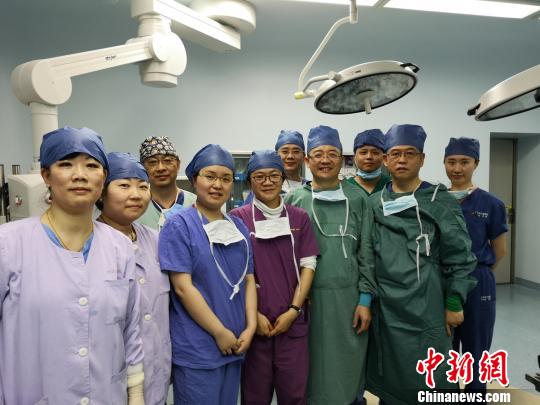 上海医学专家为40天婴儿成功实施内镜手术，创世界纪录