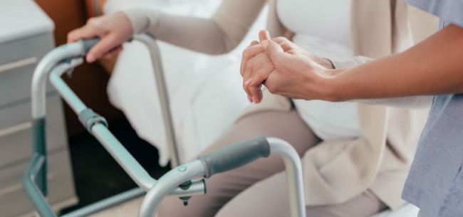 “留不住”的养老护理员：喂饭穿衣换尿袋，月薪不足3000元