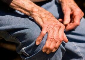 腾讯首部帕金森病纪录片，讲述医学AI背后的故事