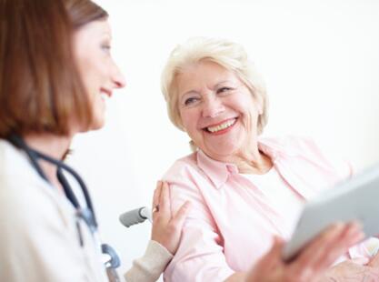 2018年我国注册护士达400万，卫健委下一步该如何解决老年护理需求？