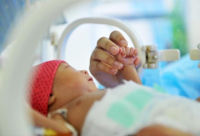 官方通报顺德医院新生儿感染事件：严重医疗事故，院长免职