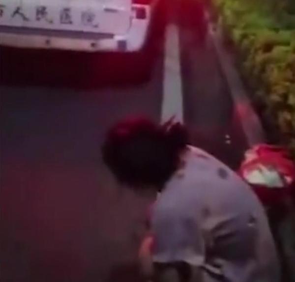 海南万宁人民医院回应“转院患者被丢路边”：3当事人被停职