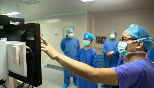 不佩戴“3D”眼镜，医生可裸眼看“3D”做手术