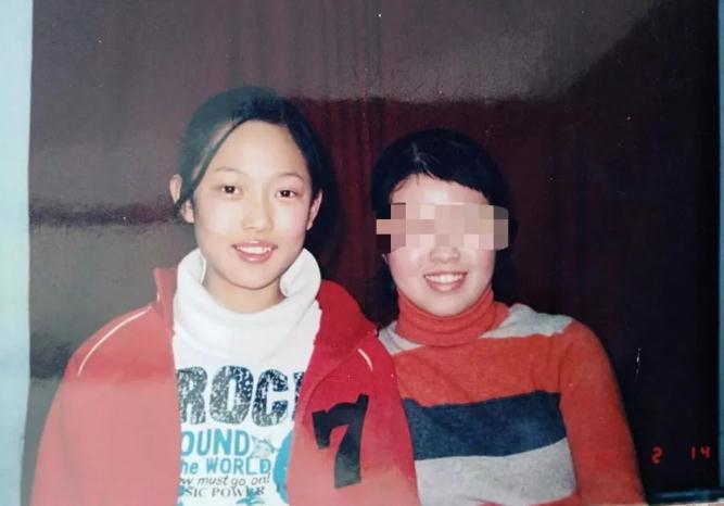 在整形医院里排队的初中生