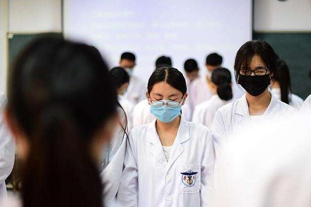 免费医学生“在编在岗”遭误读的背后