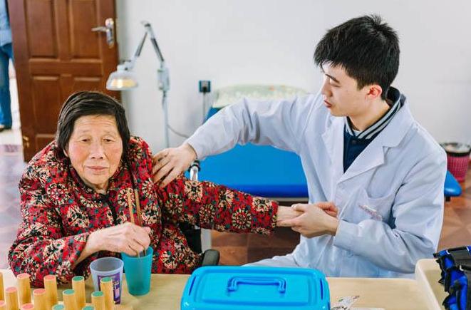 老年护理及医疗护理员的建评估标准和管理标准首次有了官方发文