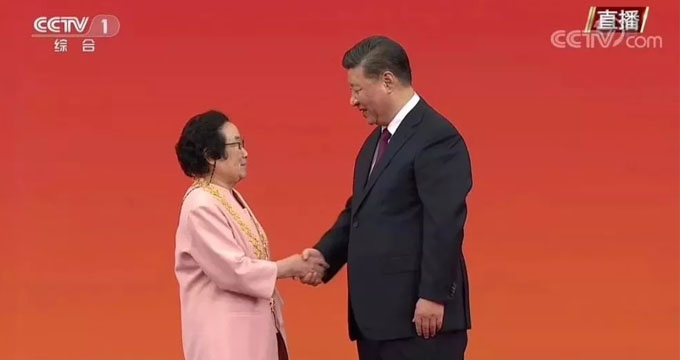 习近平向屠呦呦等8人颁授“共和国勋章”