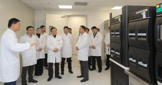 翁祖亮调研生物医药企业 鼓励企业瞄准技术前沿加快创新突破