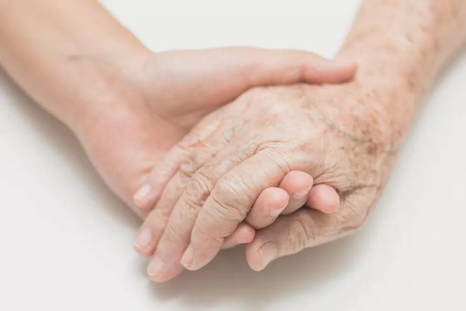 国际爱肤日：首个《中老年常见皮肤病预防科普手册》发布，聚焦三大中老年常见皮肤病