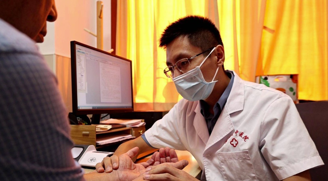 三部门联合印发《关于进一步完善价格形成机制 推动普惠养老服务提质扩面的指导意见》，公立医疗卫生机构举办的养老机构属于普惠支持型养老机构
